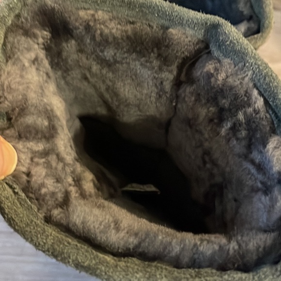 Boots. Grey suede Bearspaw boots. Size 81/2-9 - Picture 5 of 6